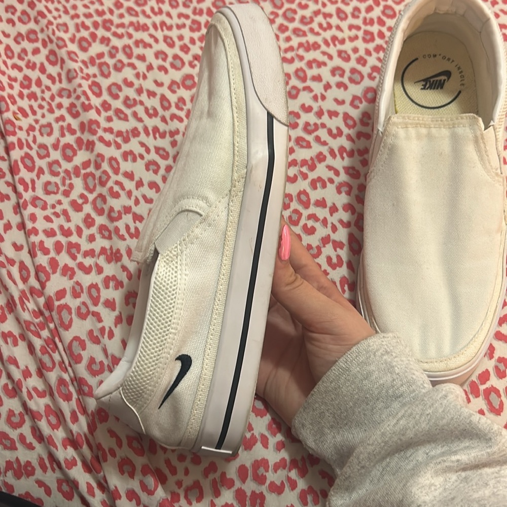 Nike shoes - Picture 3 of 5